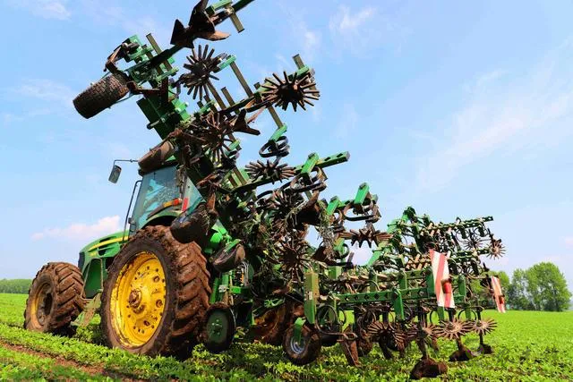 行間智能除草“機(jī)器人”