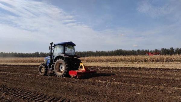 可自動收割、耕地、轉彎，無人駕駛農機現身濰坊智慧農場