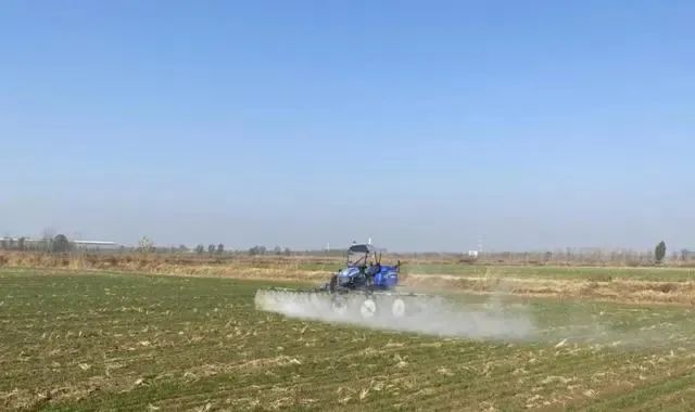 智慧農(nóng)業(yè)助力農(nóng)民豐收 無人駕駛農(nóng)機(jī)開進(jìn)農(nóng)田